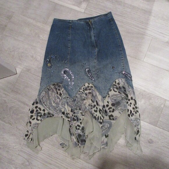 Chagall sz 6 denim skirt with fancy botton  very unusual funky with beads - Picture 3 of 4